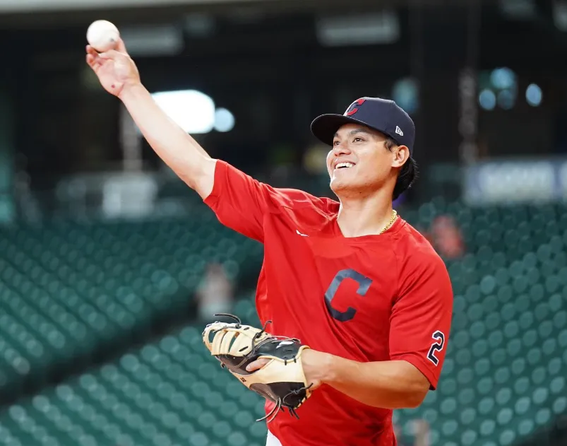 WBC棒球經典賽/張育成回母校練球！大展親和力與學弟妹簽名合照