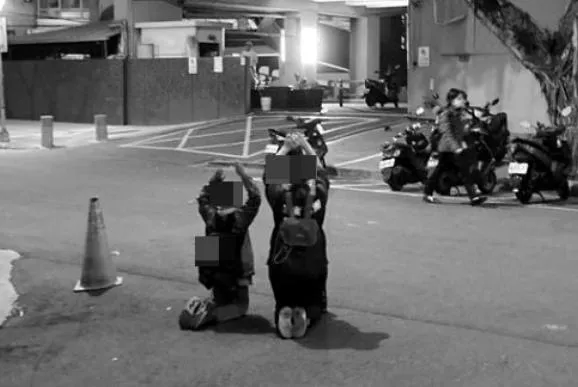 目擊母子遭罰跪馬路上　真相曝光惹哭破萬網友