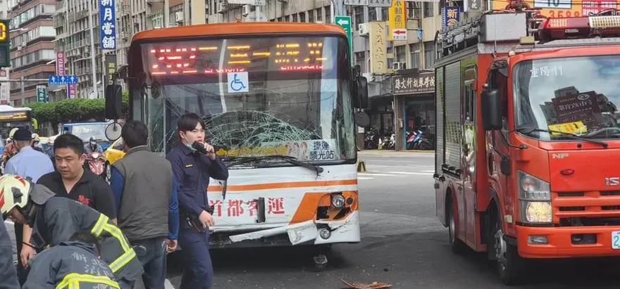 快訊/三重公車「擊落」轎車！擋風玻璃碎成蜘蛛網狀　3傷送醫搶救
