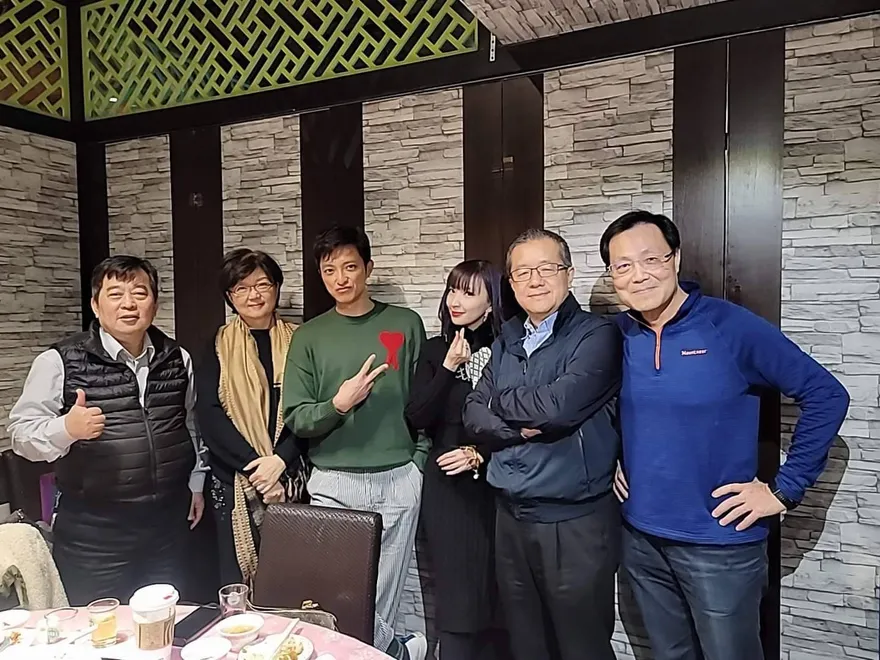 獨家/罹血癌後...劉忠繼九月化療完打電腦疼痛 只能纏繞手指打字 堅持上班到今年一月