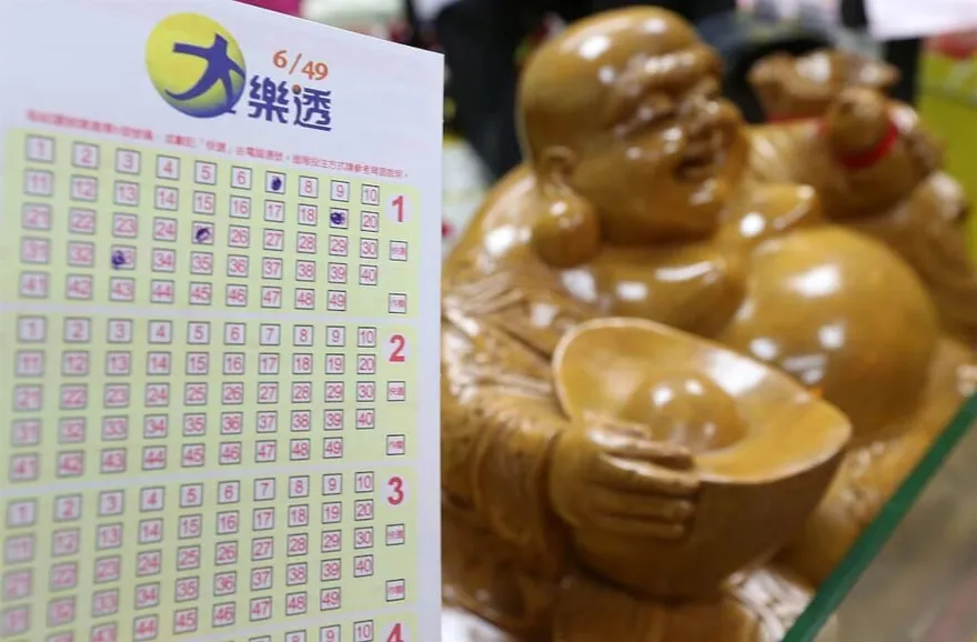 快訊/刮中大獎低調憋喜悅！　客人走光「情侶檔」彌勒佛前激喊：我們中100萬啦