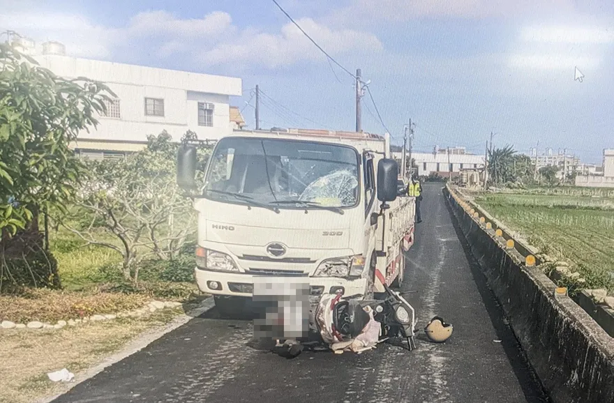 影/鄉間小路會車釀禍！台東小貨車迎面「擊落」機車　嫩妹騎士安全帽飛脫倒地送醫