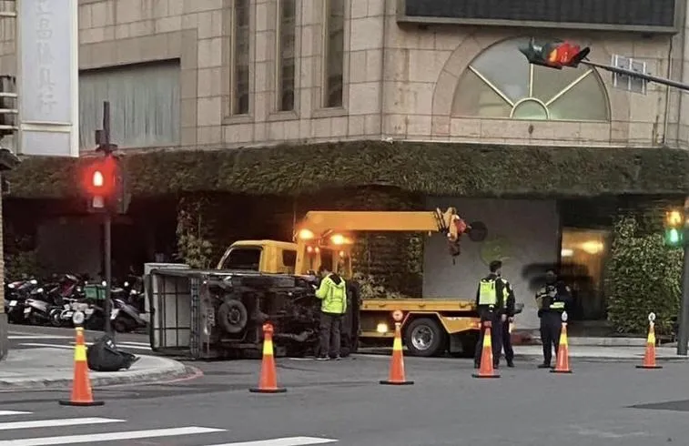 影/轎車警局門口撞翻貨車加速肇逃　警找來駕駛竟掰超瞎理由