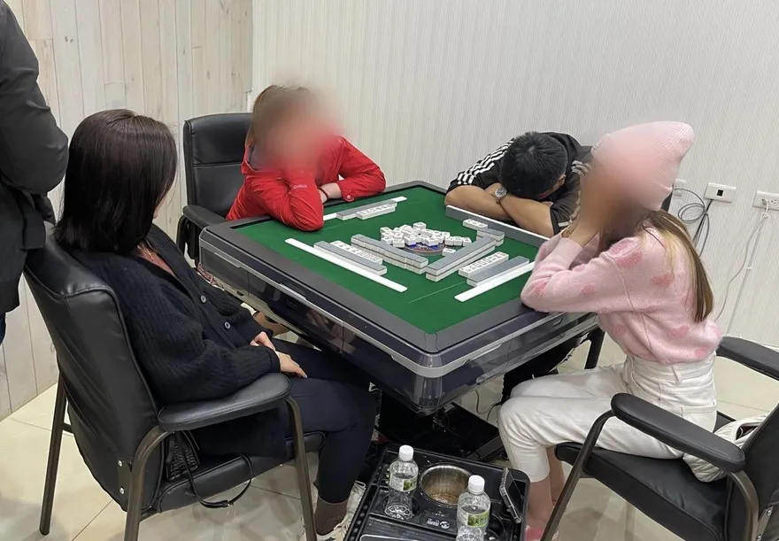警破E化職業賭場逮13人　女賭客太緊張竟疝氣發作了