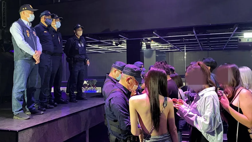 「背殺」辣妹超吸睛！PUB臨檢強制放「署長反詐」片　讓人無法專心