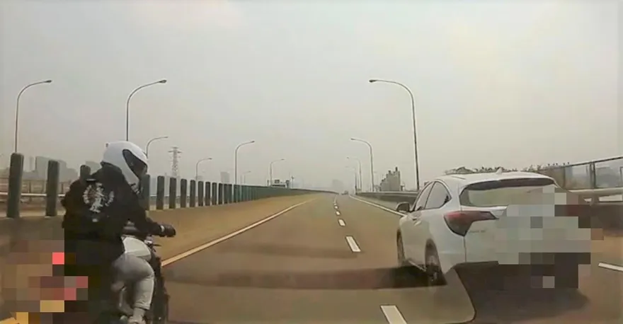 影/真相反轉？台68線BMW疑似逼車重機害撞護欄　「四輪視角曝」網嚇爆