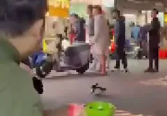 影/這攤鹽酥雞太火爆！店老闆欠錢遭6煞圍毆砸攤　市場上演大亂鬥他淡定吃飯