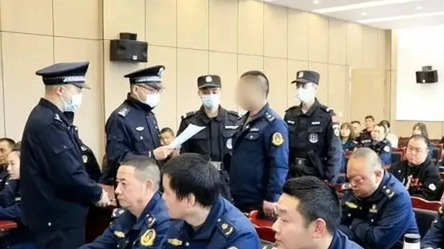 影/不是在拍電視劇！上警示教育當場被銬走　陸警「聽到自己名字」臉色嚇白