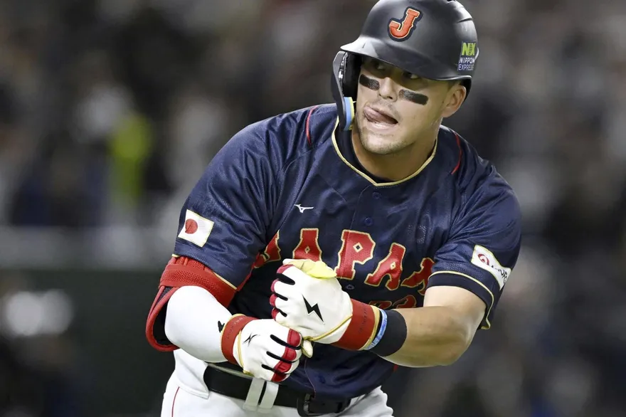 日本春季甲子園開幕！球員跟風「轉胡椒罐」手勢　裁判給「注意」制止惹議