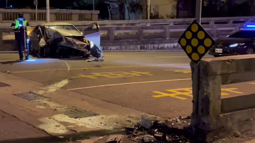 影/當街打轉360度！苗栗男疲勞駕駛　地下道口高速撞分隔島「車頭全毀」奇蹟生還