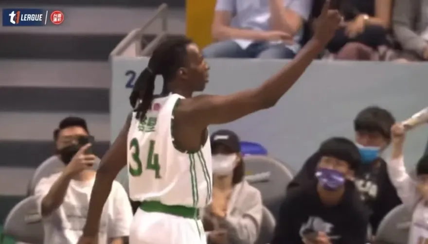 魔獸碰壁了！硬扣塔壁慘遭封阻「搖手指」挑釁　霍華德「打鐵」雲豹又輸球