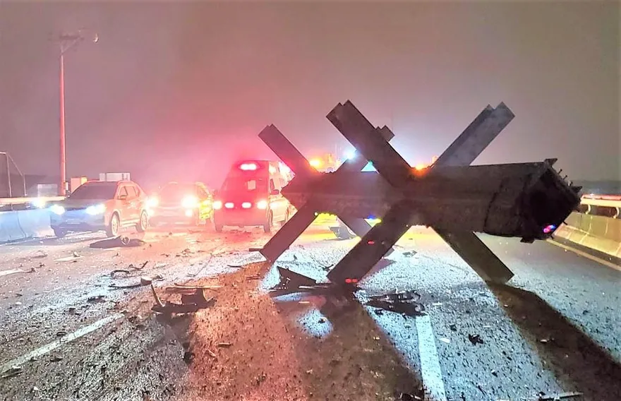 池魚之殃！看完BLACKPINK演唱會　遇國1彰化北上段10車追撞「鋼樑封路」　衰被塞2小時