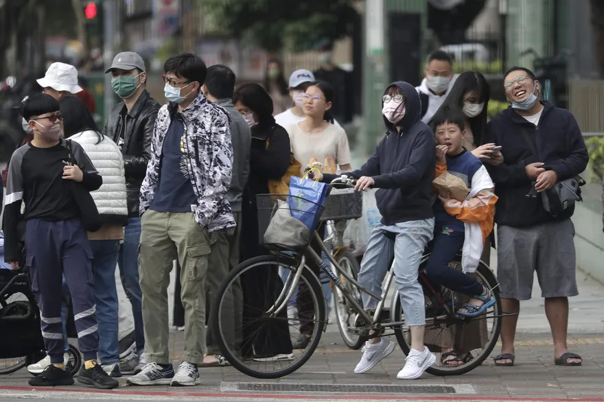 今「0+n」新制上路！輕症免隔離「外出沒問題」　6大QA看這：防疫假這樣請
