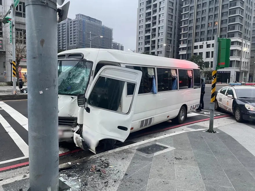 快訊/自撞再一樁！小巴車頭狠巴分隔島　車頭半毀駕駛送醫　一度意識不清