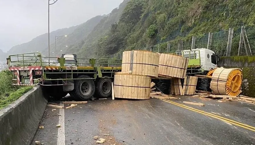 影/瑞芳聯結車慘撞山壁整輛打橫「堵路」　濱海公路龍洞路段雙向交通暫中斷