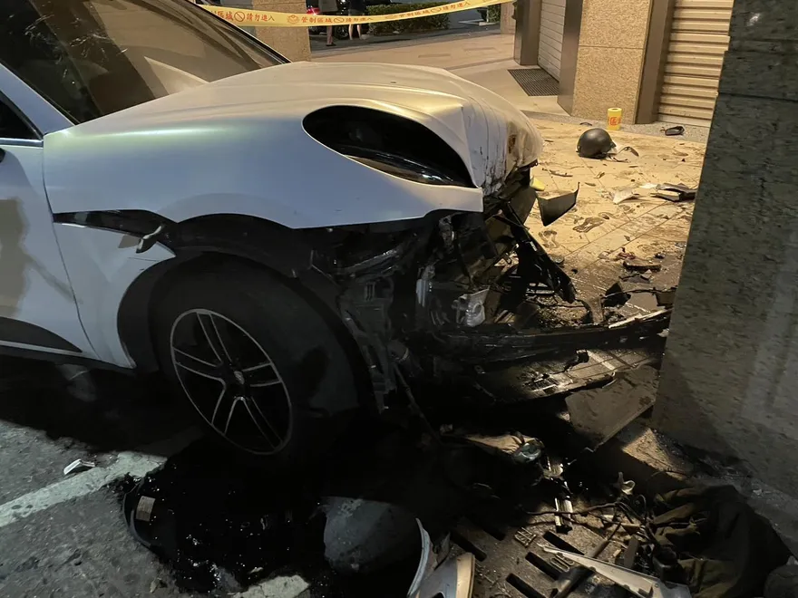 影/頭文字D？高雄男開保時捷過彎撞進騎樓　掃倒12輛機車