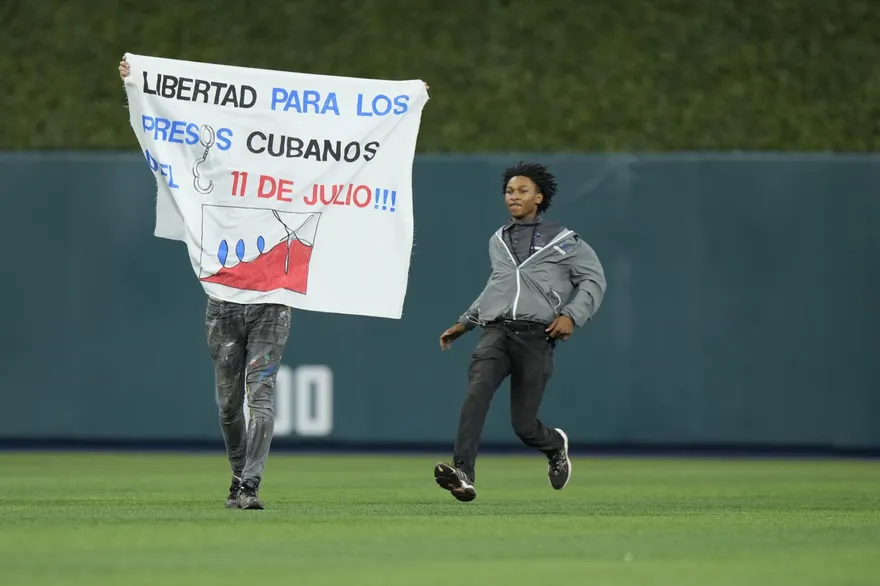 WBC棒球經典賽/美古大戰驚現吃屎哥？連3局都有抗議者亂入罕見