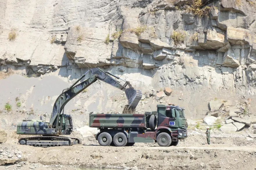 迷彩英雄出現了！國軍工兵部隊進駐曾文水庫清淤