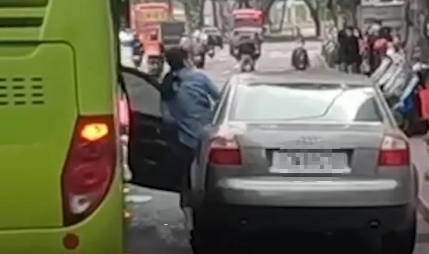 影/沒在看旁邊？她車門因「這原因」當街慘對折　跟公車黏一塊影片網喊療癒