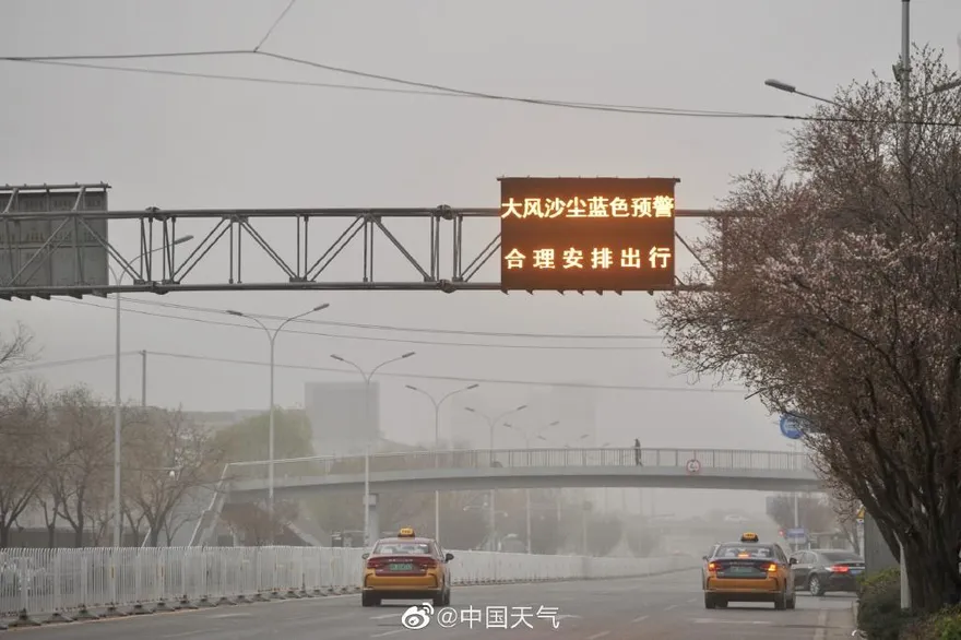 影/大陸內蒙古颳沙塵暴、長春下泥雨　網笑：出一趟門變成「出淤泥而挑染」