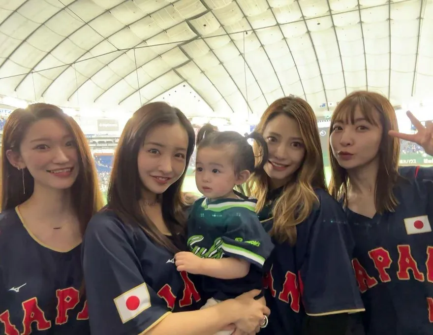 WBC棒球經典賽/ 日本最正大嫂團！女神板野友美「全家應援」樂歪