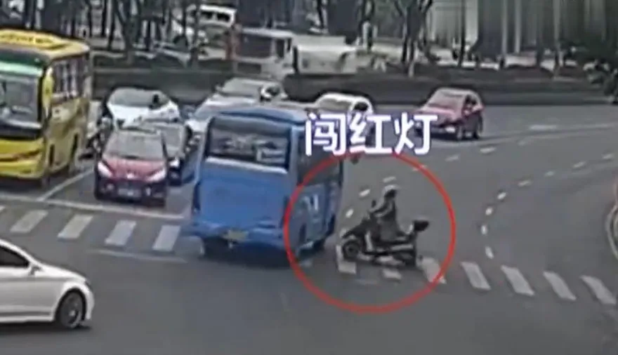 影/巧了！夫妻倆40分鐘內同一地闖紅燈撞車　網諷：不是一家人不進一家門