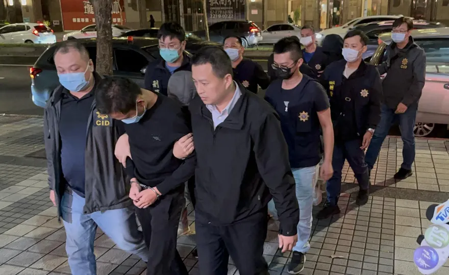 內湖500萬搶案！她開不成車行變上班族　弘仁會大哥出庭還在撩妹