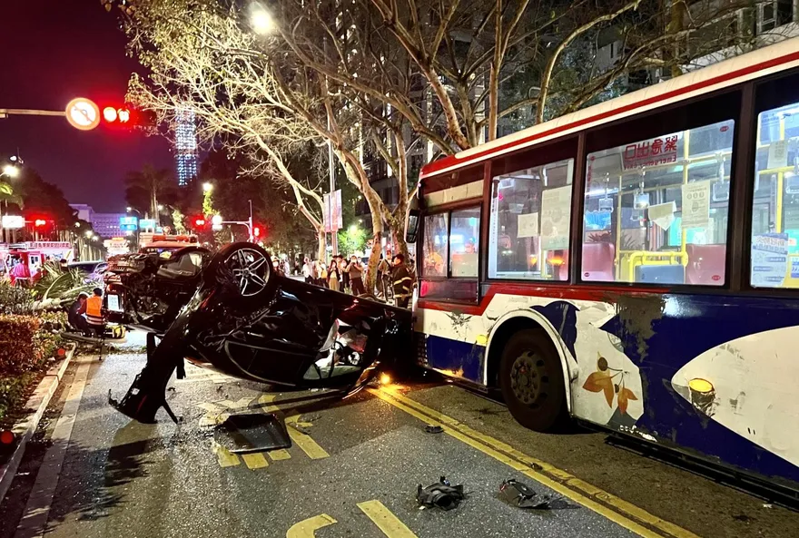 影/北市賓士車酒駕暴衝　撞斷百萬椰子樹　殃及無辜公車