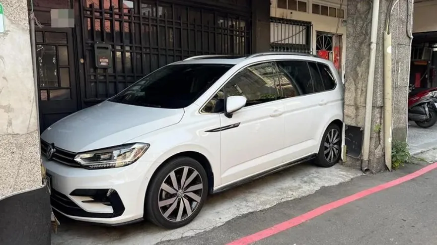 高手在迪化街！完美停車「卡柱」騎樓　網看到「這幕」驚呼怎進去的