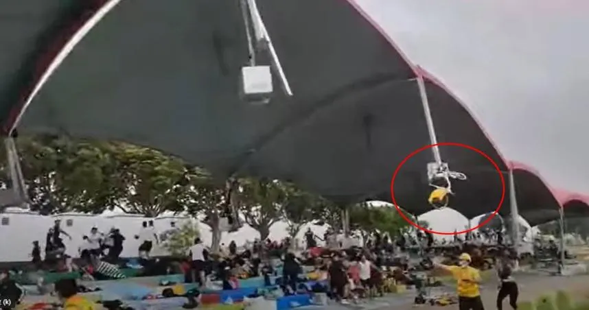 YouBike不敵強風「飛上天再砸落」！女星光腳急奔救子...驚呼：比個賽差點死掉