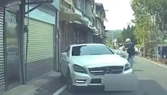 被開3槍還不怕？毒品通緝犯拒檢竟開車撞警　同夥想從後門溜一併被逮