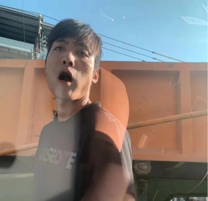 影/惡質！高雄砂石車大白天逼車攔車飆國罵　駕駛慘了！