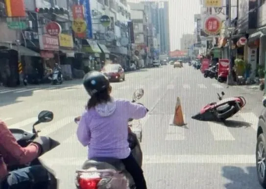 快訊/高雄「路吞車」驚悚畫面曝！還好女騎士沒一起被吃進去