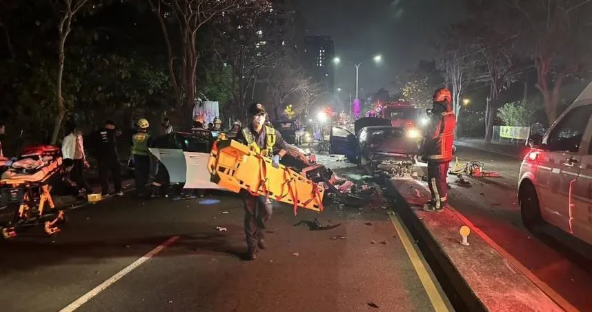 超倒楣！賓士遭對向車失控衝撞　2車頭凹陷全毀　9人受傷送醫