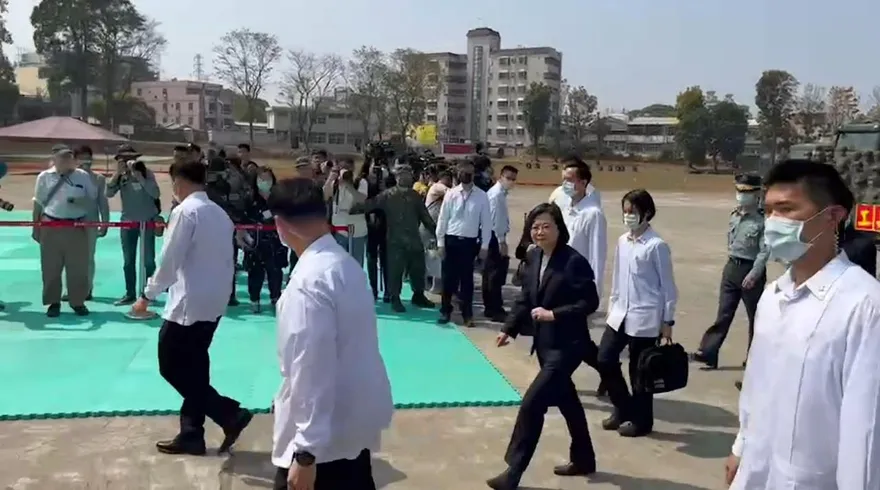 影/歐布萊恩提全台灣人民學用AK47步槍　蔡英文反應曝光