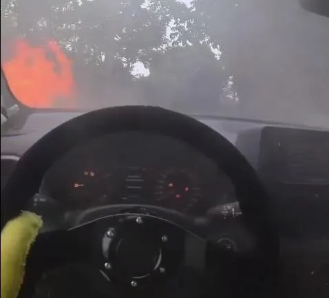 火燒車第一視角曝！廖老大兒遠征拉力賽引擎蓋突竄火　帶女友跳車逃死劫
