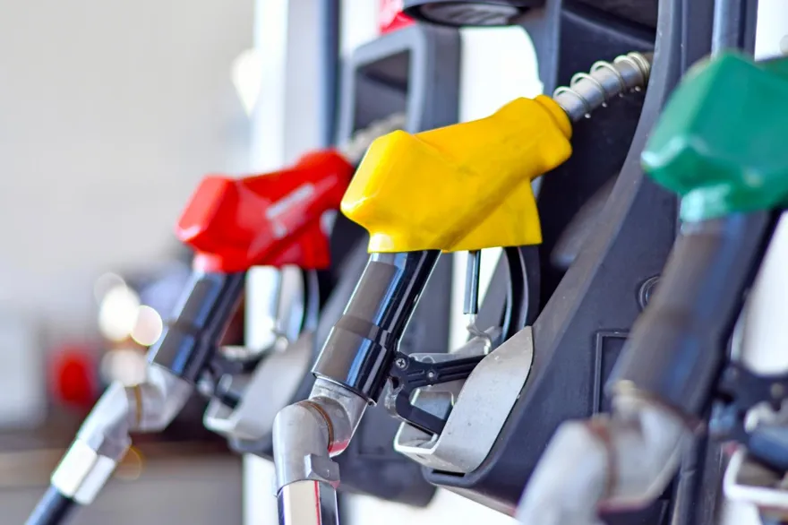 加油等一下！國內汽柴油明起降0.5元　95無鉛跌破30元大關