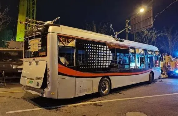 疑人為操作不當　上海公車失控滑進河道...駕駛送醫搶救中