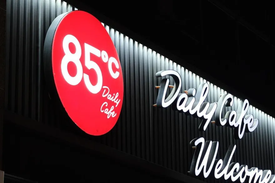 85度C遭爆外帶拿破崙蛋糕竟直接「放進塑膠袋」！店員：沒紙盒　官方回應了
