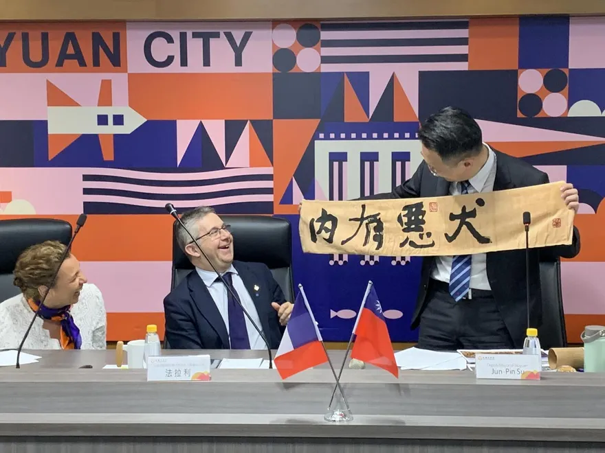 訪桃市府深度交流　4字藝術布條讓法國好友笑稱：可愛極了