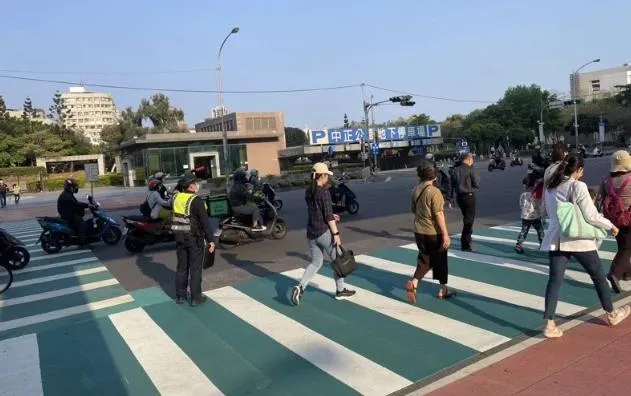 台中公車輾斃母子「行人地獄」慘劇效應！轄區警方硬起來　2周內鐵腕告發578件