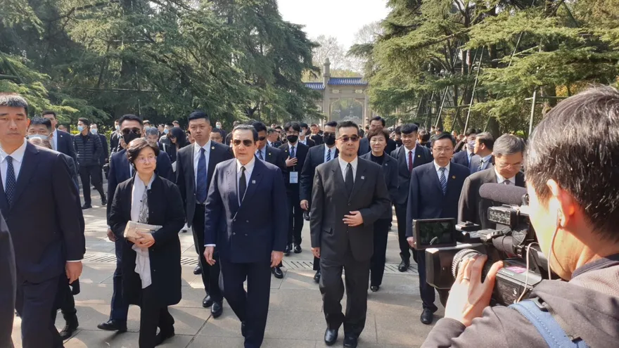 影/馬英九訪陸兩岸破冰　馬英九抵南京中山陵　神情嚴肅在孫中山紀念碑前留影