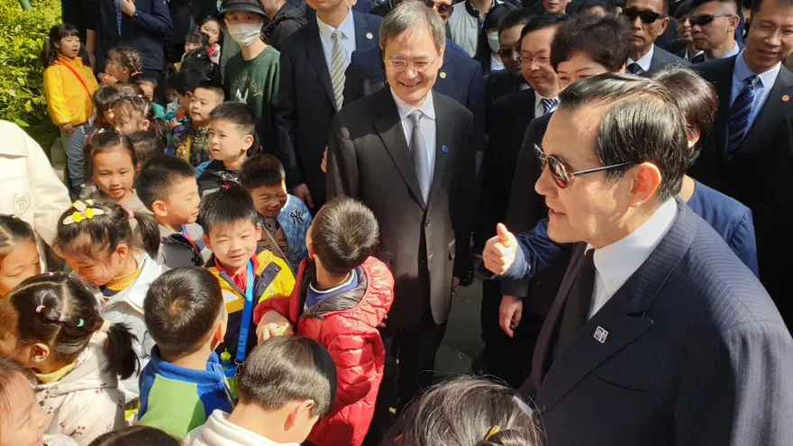 影/馬英九訪陸兩岸破冰/拜謁中山陵遇幼稚園孩子　尊稱馬英九為「馬爺爺」