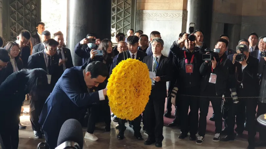 影/馬英九訪陸兩岸破冰　進入中山陵墓室獻花圈、讀祭文　對孫中山棺木行三鞠躬