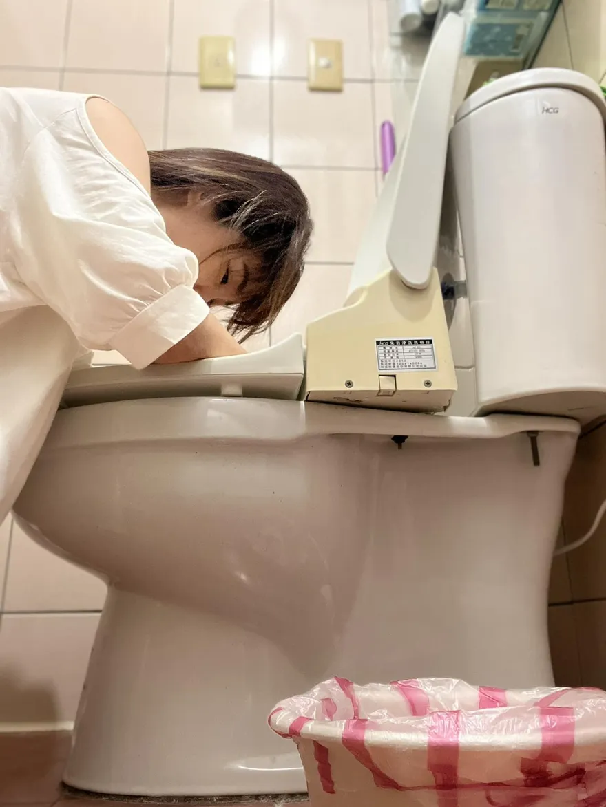 美女主持人「上吐下瀉」急送醫！逾40hr滴水未沾：病毒很兇猛