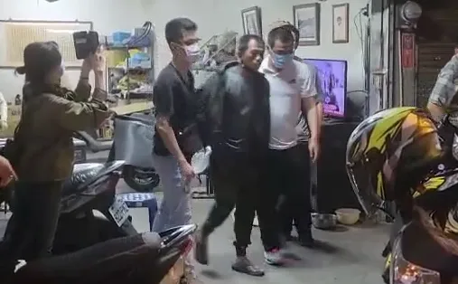 快訊/屏東看守所逃犯涂俊煒抓到了！屏東車站前落網　被大批警力押上車
