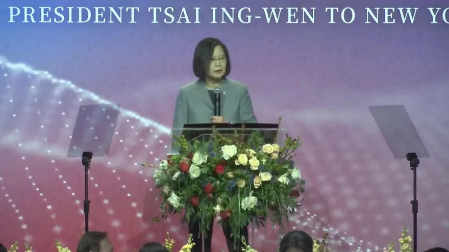 蔡英文總統過境紐約抵下榻飯店　僑胞熱烈歡迎