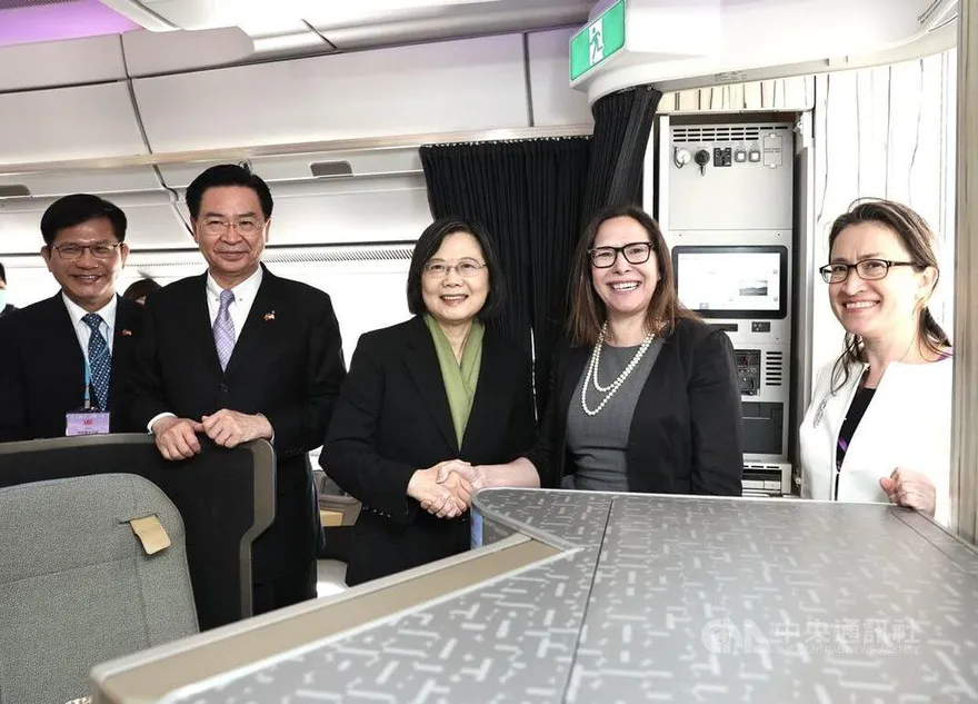 再傳蔡英文侍衛趁出訪狂買800萬「免稅菸」？！　總統府回應了