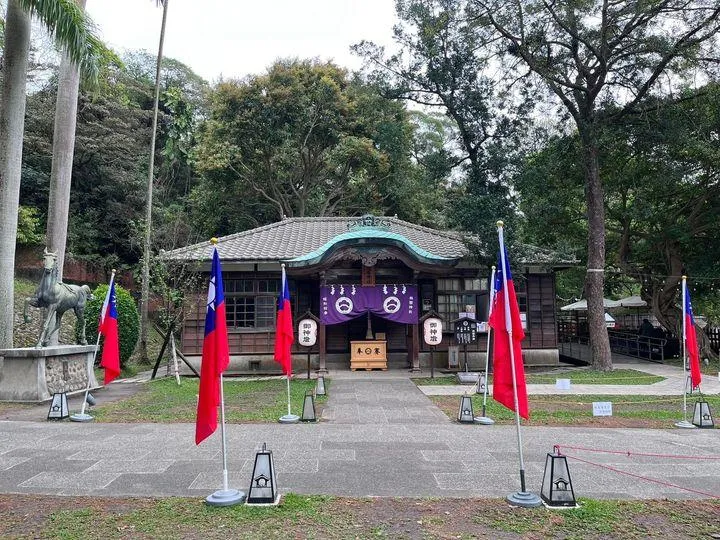 怪美的？桃園神社外插滿國旗　這粉專PO鄭運鵬coser照酸「最有美感了」