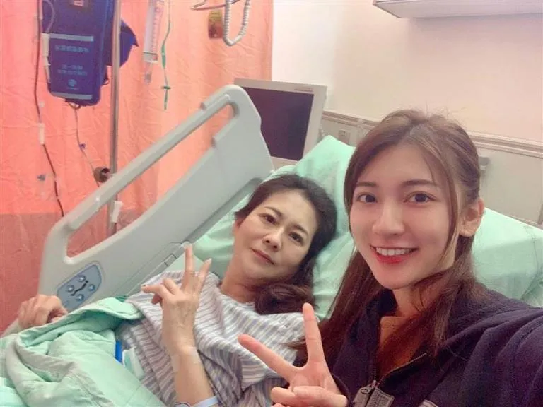 才爆紅就要退出？「炒飯妹」貼母女病床照悲吐原因　鄉民被「她」吸引卻秒歪樓